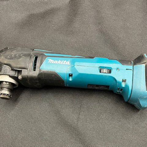 Makita 18v multiverktøy DTM51 med sagblad