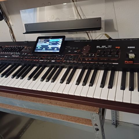 Selger en pent brukt Korg PA4X, 76