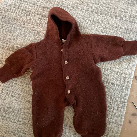 Nøstebarn Babydress i ullfleece Cayenne