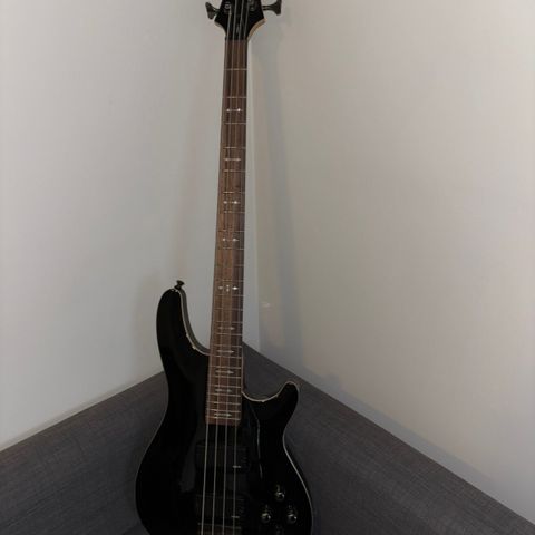 Schecter omen 4 bassgitar