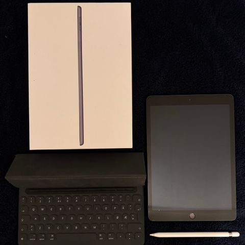 iPad 128 gb 8. generasjon + Apple Pencil + Apple Smart Keyboard + Paperlike