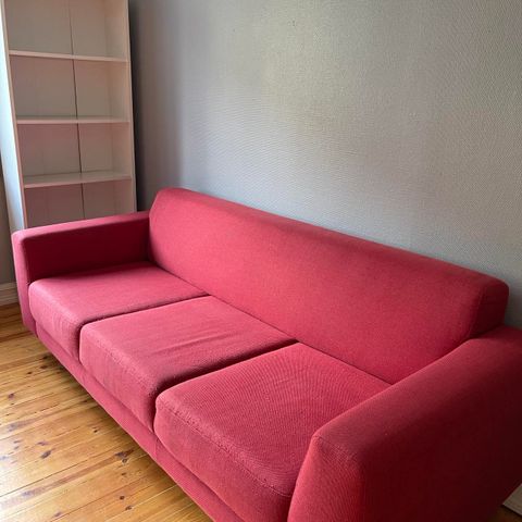 Rød og solid sofa gis bort