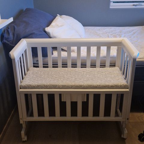 Troll bedside crib