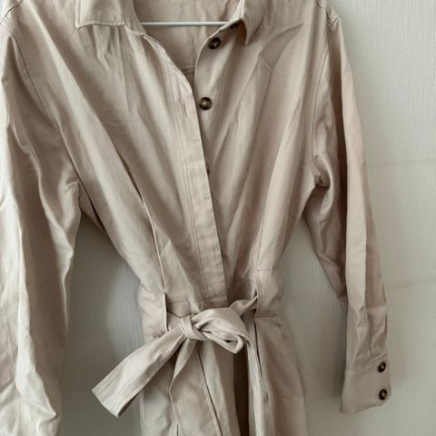 Beige jumpsuit fra MANGO