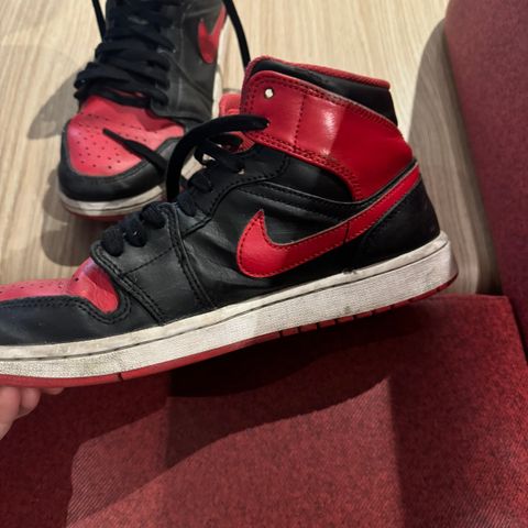 Air Jordan 1 Mid Bred