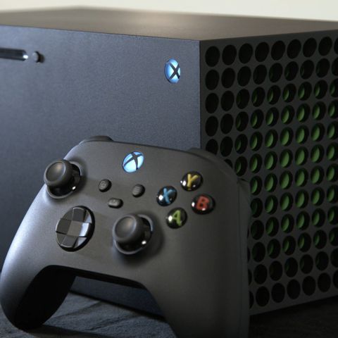 Xbox Series x og en controller