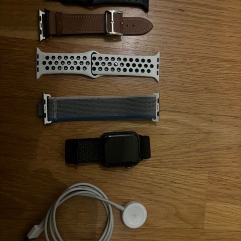 Apple watch series 4 44 mm med reimer