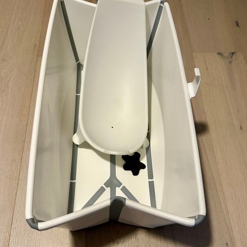 Stokke baby badekar med nyfødt innlegg