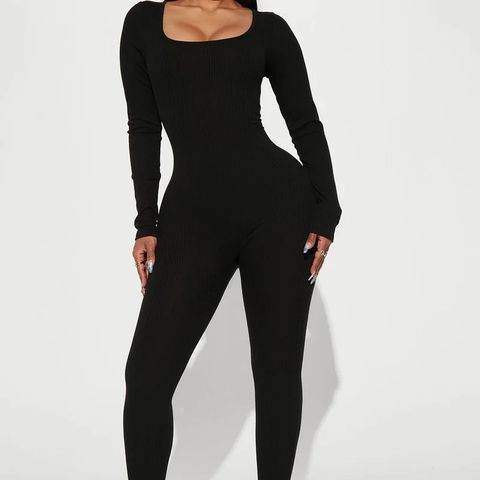 Uåpnet jumpsuit fra FashionNova