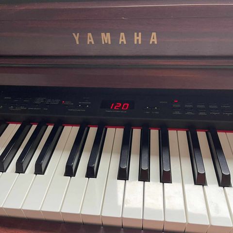 DIGITAL PIANO YAMAHA CALVINOVA CLP 430.