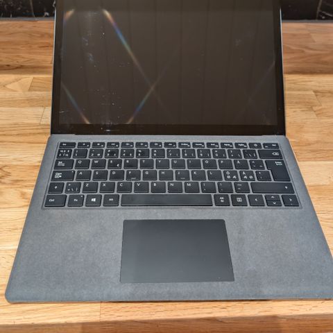 Microsoft Surface Laptop 2 med tilbehør