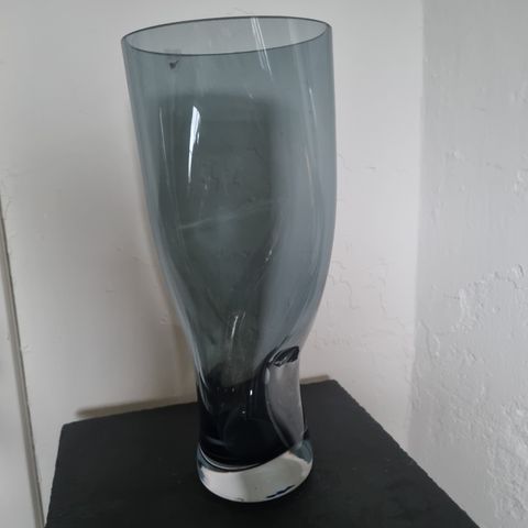 Squeeze vase fra Glassverket Orrefors  34 cm høy