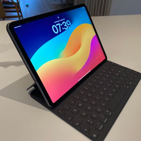 Flott iPad Pro med apple tastatur selges -  Apple iPad Pro (3rd gen. 2018)