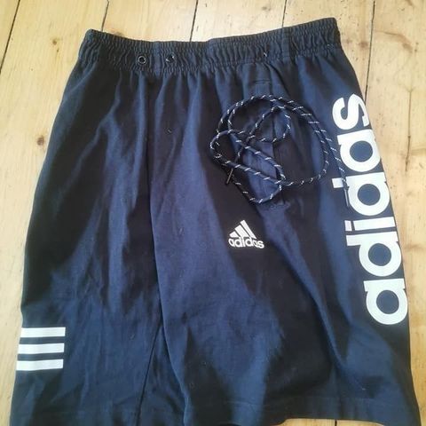 Ubrukt Adidas trenings shorts i str M, selges!