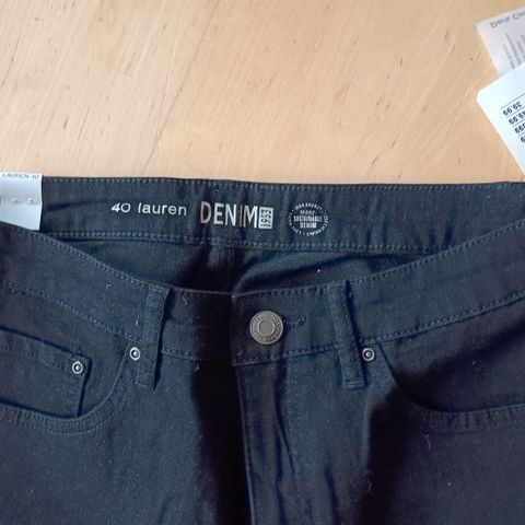 Ny svart KappAhl Lauren jeans str. 40