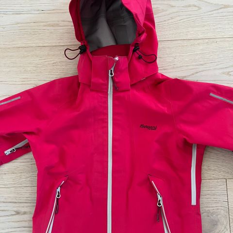 Skalljakke Bergans rød / rosa 152