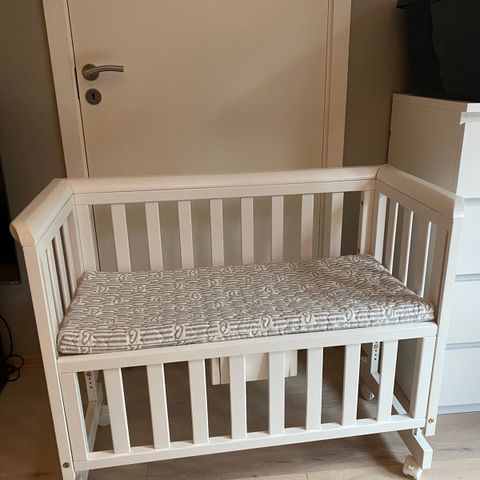 (Reservert) Troll bedside crib