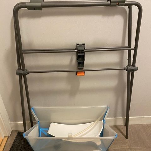 Stokke flexi bad med stativ og nyfødt innlegg