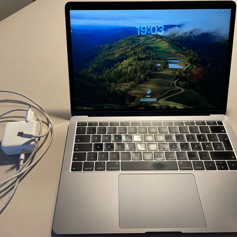 MacBook Air, 13" 2018, 1,6 GHz i5, 8 GB, 256 GB. Sølvgrå