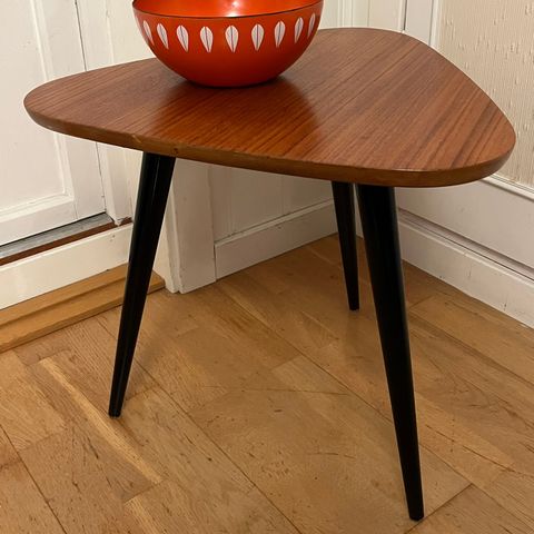 Flott, retro teak trekantbord