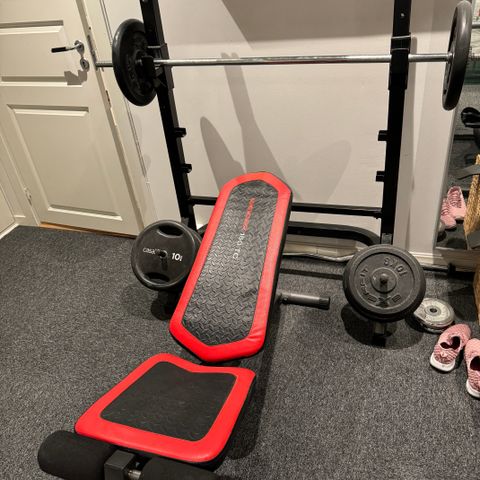 Trengingsbenk med stativ, stang og vekter (1.25 - 15kg) x4 samt EZ curlbar