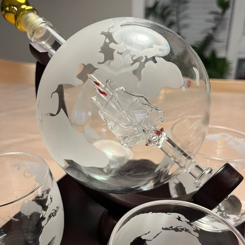 Whiskeykaraffel Globe med 4 glass & Trefjøl