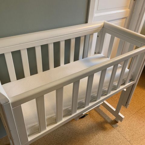 Bedside crib med ny madrass (aerosleep)