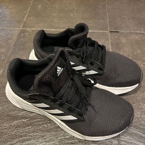 Adidas joggesko selges kr. 350,-