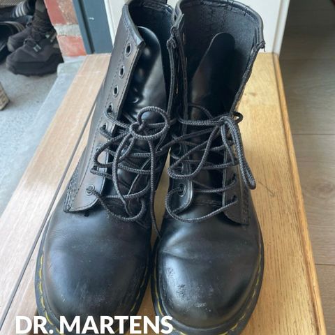 Dr. Martens skinnboots