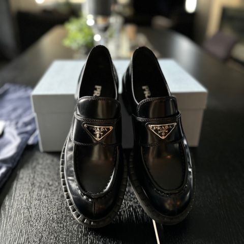 Sorte Prada loafers