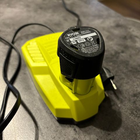 Ryobi lader og batteri til R12DD