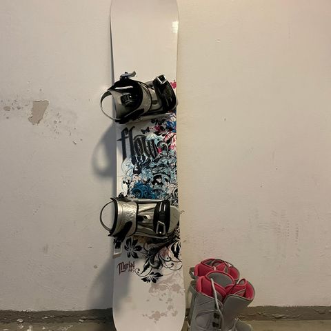 Snowboard 145cm og snowboardsko str 37,5