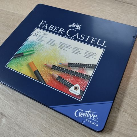 24xfargeblyanter Faber Castell i metalletui. Hentes på Wergeland.