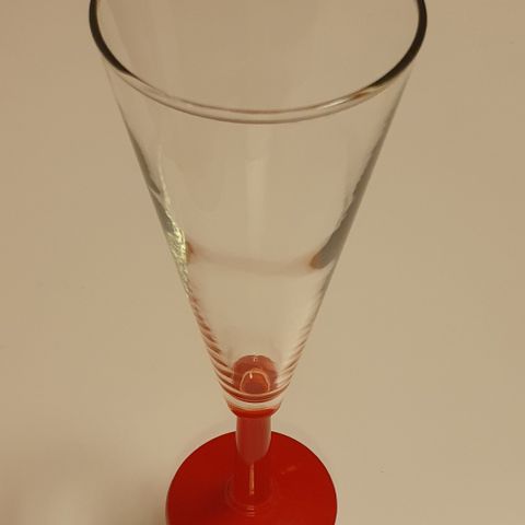 Hvitvins glass/Champagne glass med rød stett. Pent behandlet.