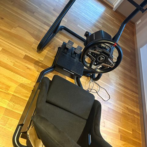 Komplett Simracing-oppsett - Thrustmaster T-248 + MaxMount Racing R10 Cockpit