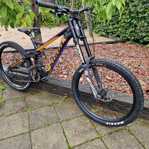 Kona Supreme Operator MTB Fully Orange/Svart downhill (str. large)