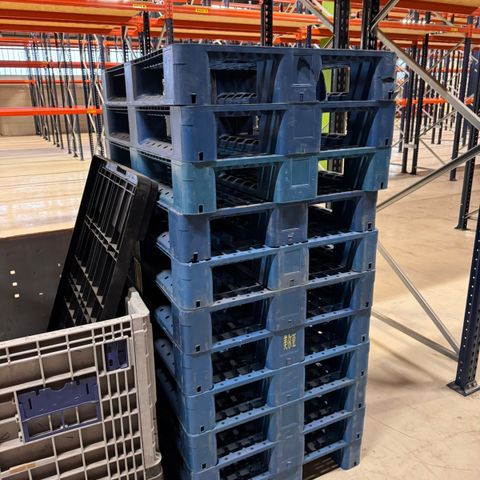 Plastpaller og plast pallecontainer