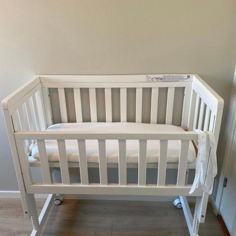 Troll bedside crib