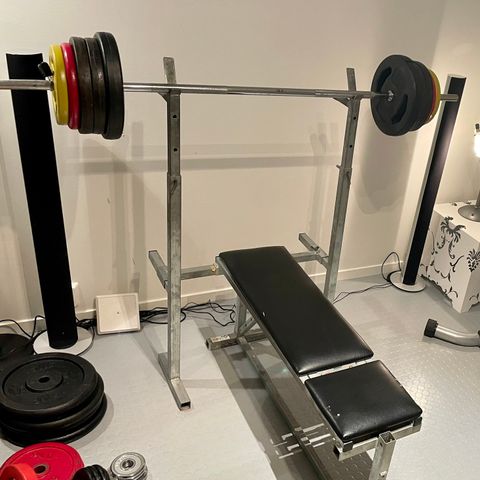 Benkpress/squat rack + 130kg med vektskiver