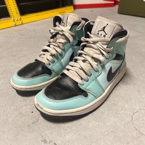 Air Jordan 1 Mid Light Dew