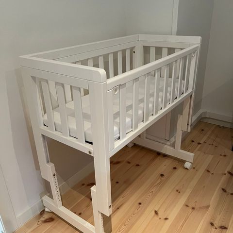 Troll bedside crib