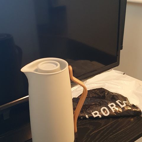 Stelton Thermokanne/ kaffekanne ubrukt. Selges pga ikke helt vår stil.