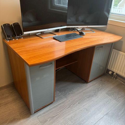 Fin og solig skrivebord 155x80