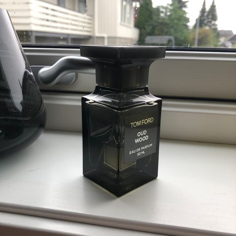 Tom ford oud wood kom med bud