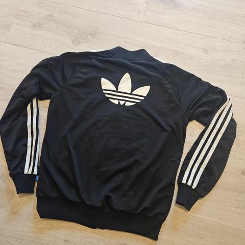 Adidas jakke til salgs