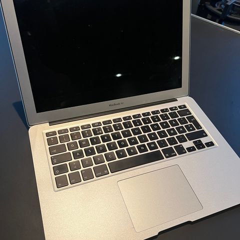 MacBook Air 2017 8 GB minne KOM MED BUD