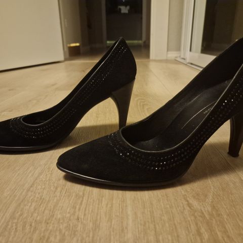 Ecco svarte pumps med rhinestones