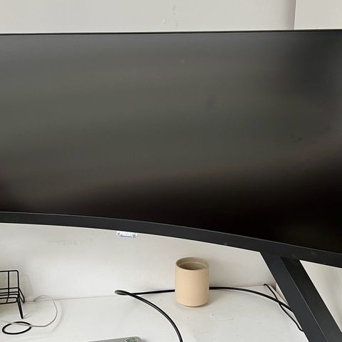 Ultrawide 34" skjerm med skjermfeste