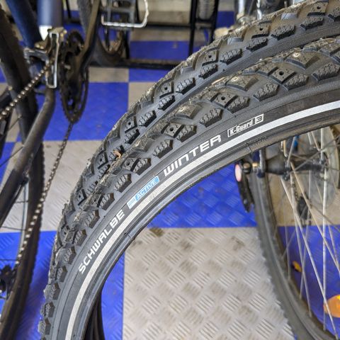 Nesten helt nye piggdekk til sykkel selges 26x1.75 Schwalbe  Winter K-guard