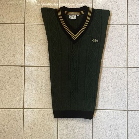 Str M/L - LACOSTE mørk grønn ullgenser med mønsterstrikk, V-hals, unisex, selges